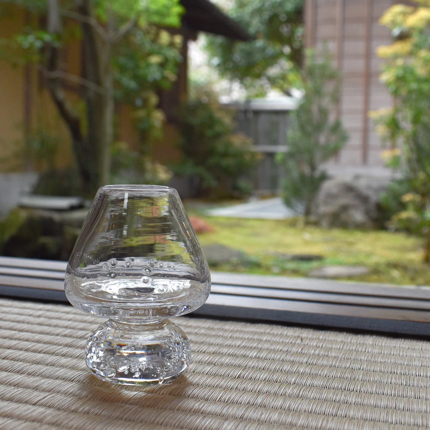 Suikaen Glass Chasen Holder, Bamboo Whisk Stand (Misao, 操)