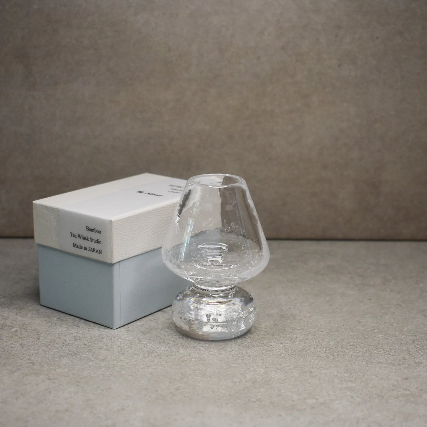 Suikaen Glass Chasen Holder, Bamboo Whisk Stand (Misao, 操)