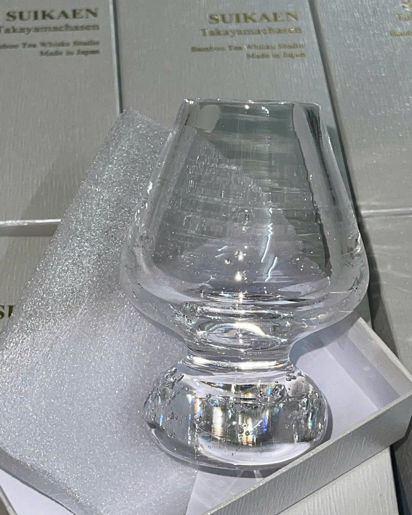 Suikaen Glass Chasen Holder, Bamboo Whisk Stand (Misao, 操)
